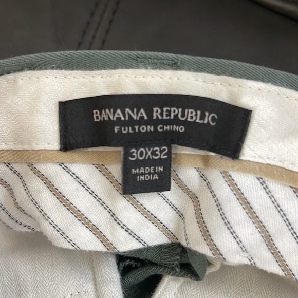 Banana Republic khaki pants in a beautiful shade of green 30x32 - Picture 3 of 3